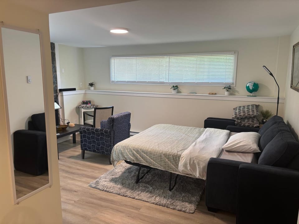 Private Guest Suite In Colwood Bed and Breakfast in Langford