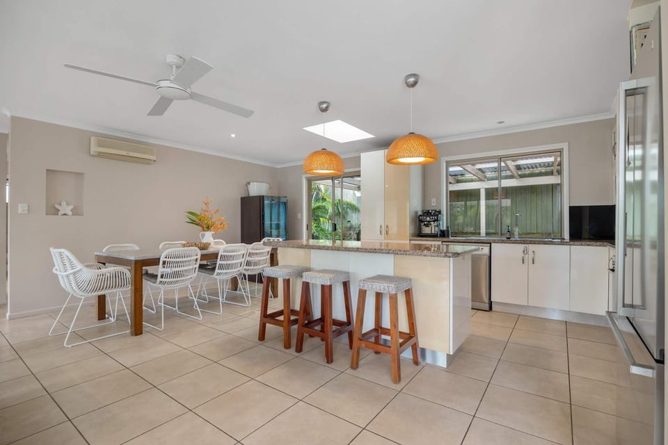 Noosa Sunrise - Pet-friendly with Pool House in Sunrise Beach