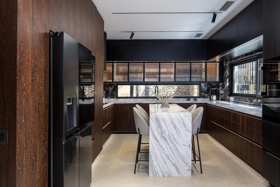 Kitchen or kitchenette, Dining area