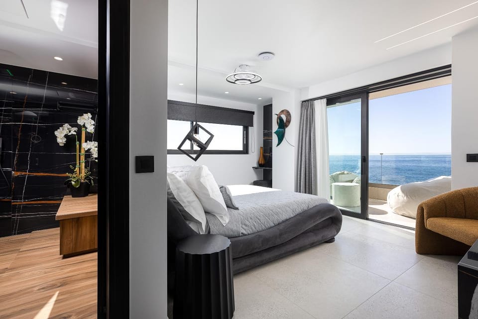 Photo of the whole room, Bedroom, Sea view