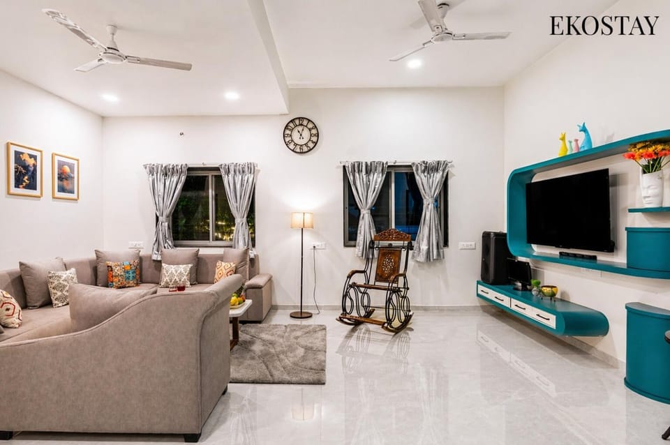 Communal lounge/ TV room, TV and multimedia, Living room, Seating area, Evening entertainment