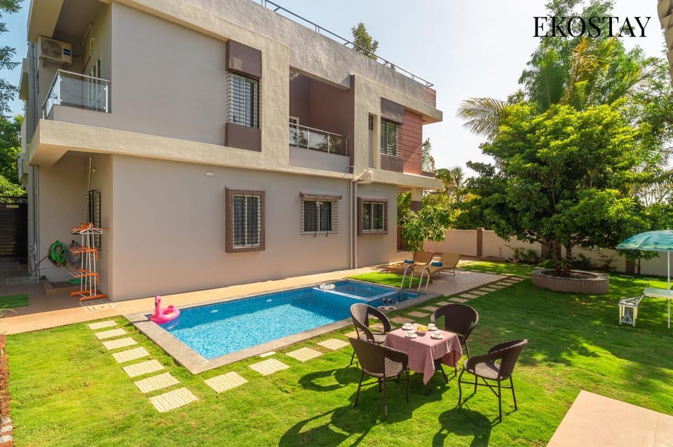 Property building, Patio, Spring, Day, Garden, Garden view, Pool view, Swimming pool, sunbed
