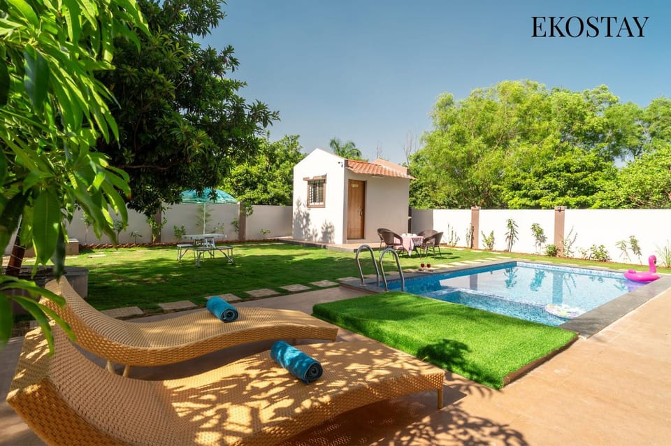 Property building, Patio, Day, Garden, Garden view, Pool view, Swimming pool, sunbed