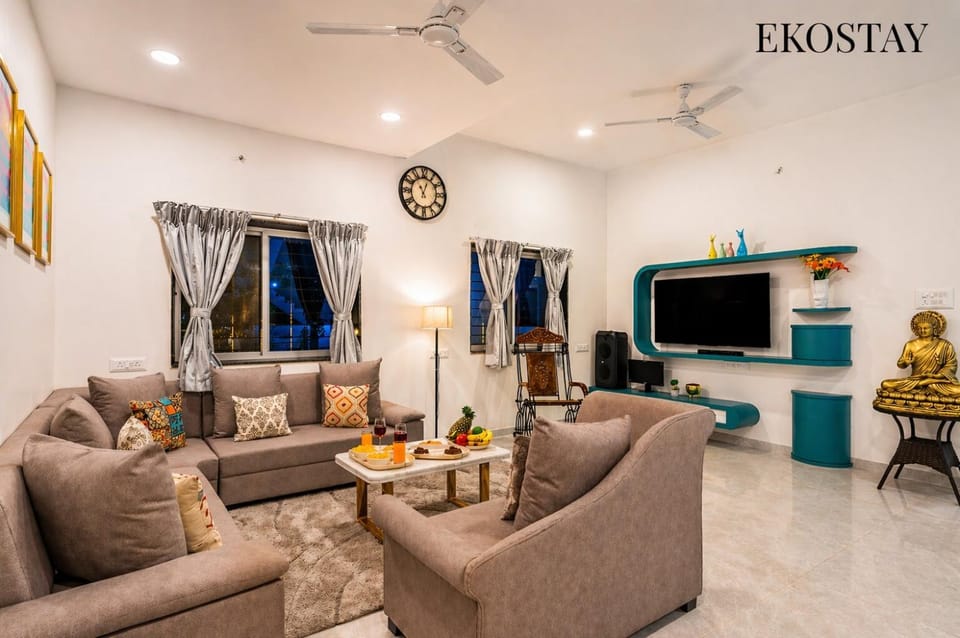 Communal lounge/ TV room, TV and multimedia, Living room, Seating area, Evening entertainment
