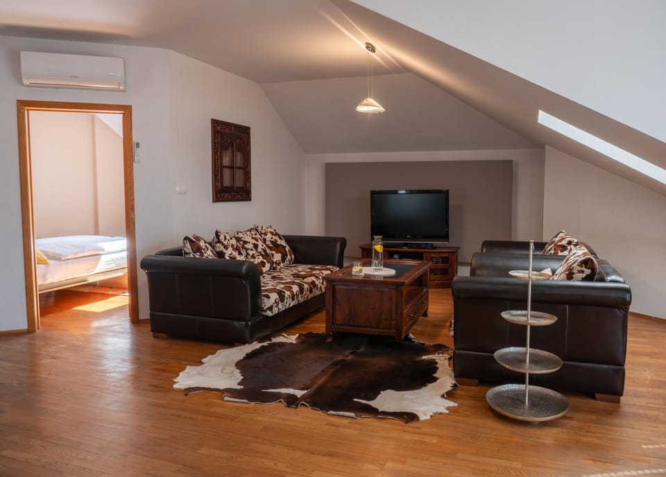 Communal lounge/ TV room, TV and multimedia, Living room, Photo of the whole room, Seating area