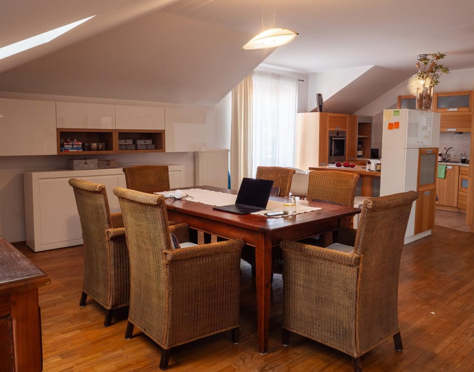 Kitchen or kitchenette, Living room, Seating area, Dining area