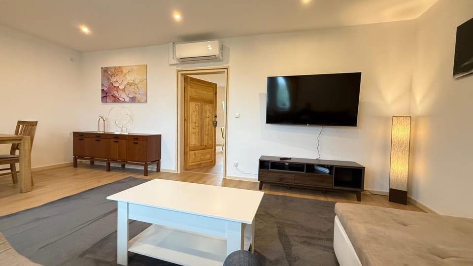Communal lounge/ TV room, TV and multimedia, Living room, Seating area, Evening entertainment