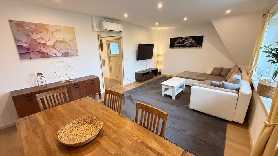Communal lounge/ TV room, TV and multimedia, Living room, Photo of the whole room, Seating area, Evening entertainment, air conditioner