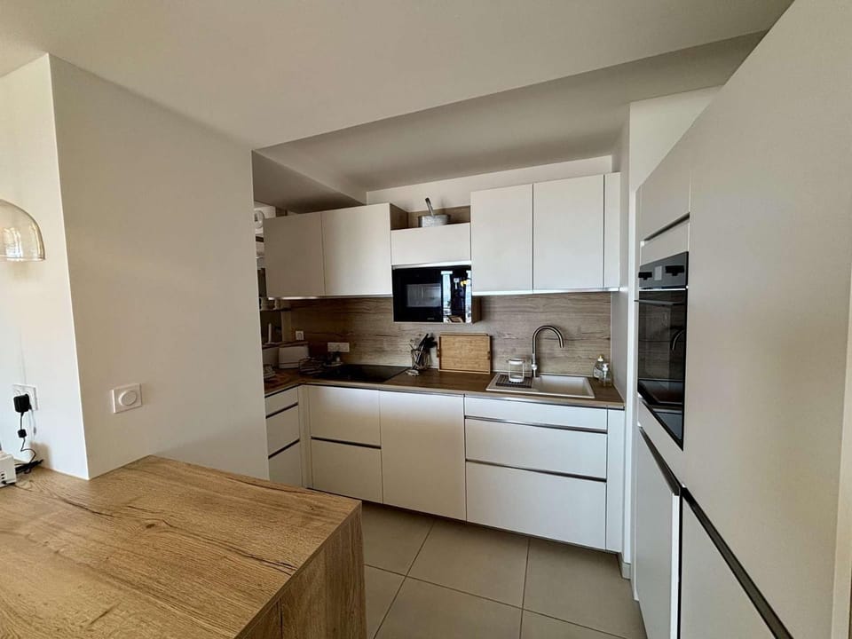 Kitchen or kitchenette, oven, stove