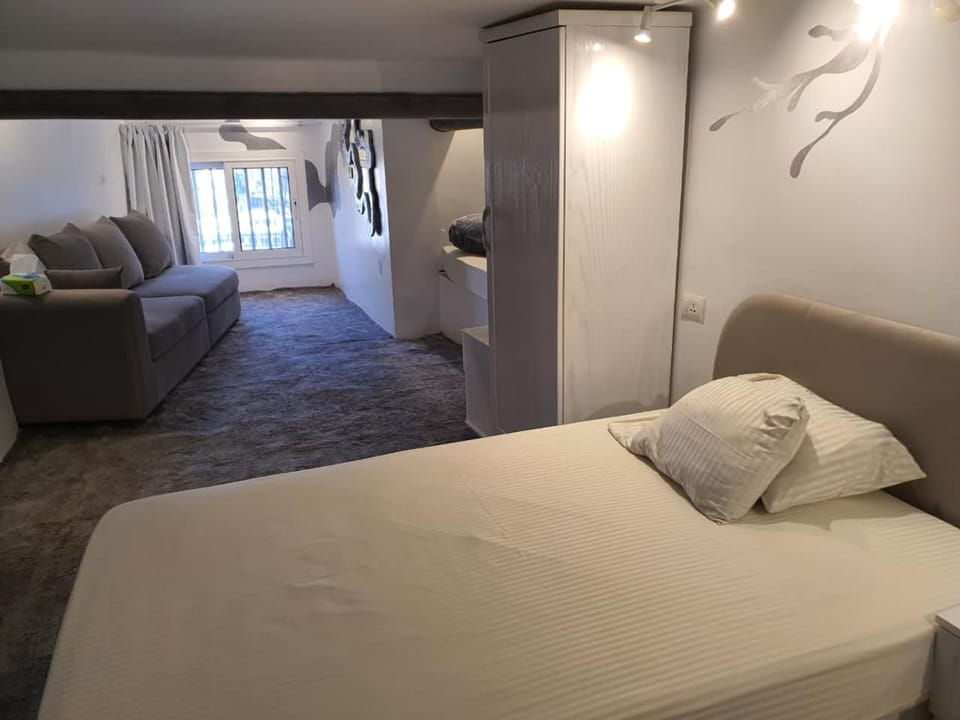 Bed, Seating area, Bedroom