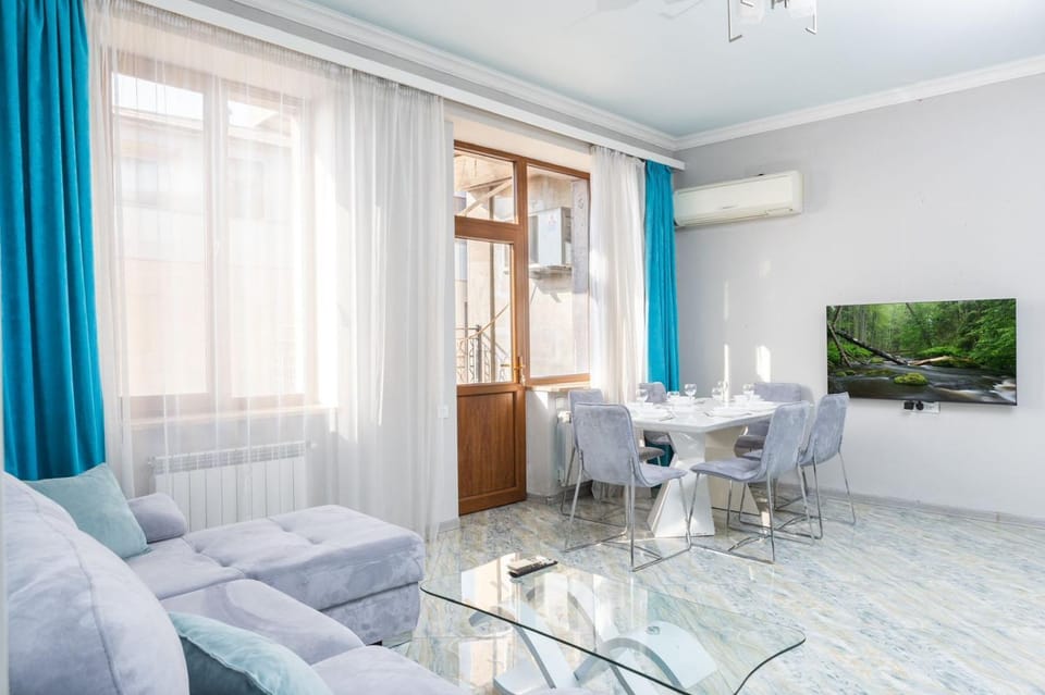 TV and multimedia, Seating area, air conditioner