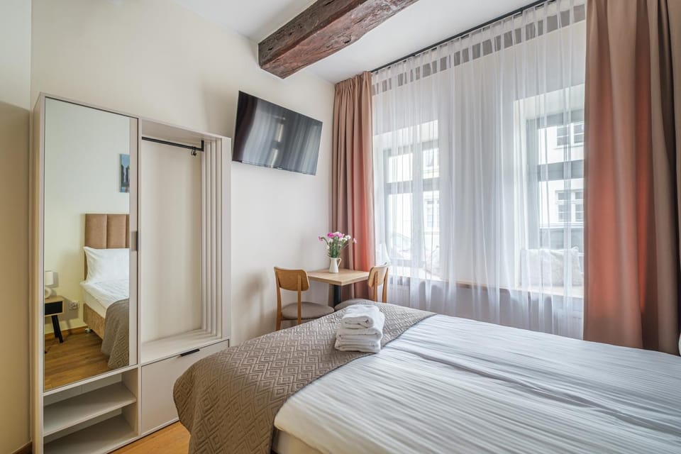 Bed, TV and multimedia, Photo of the whole room, Bedroom, towels