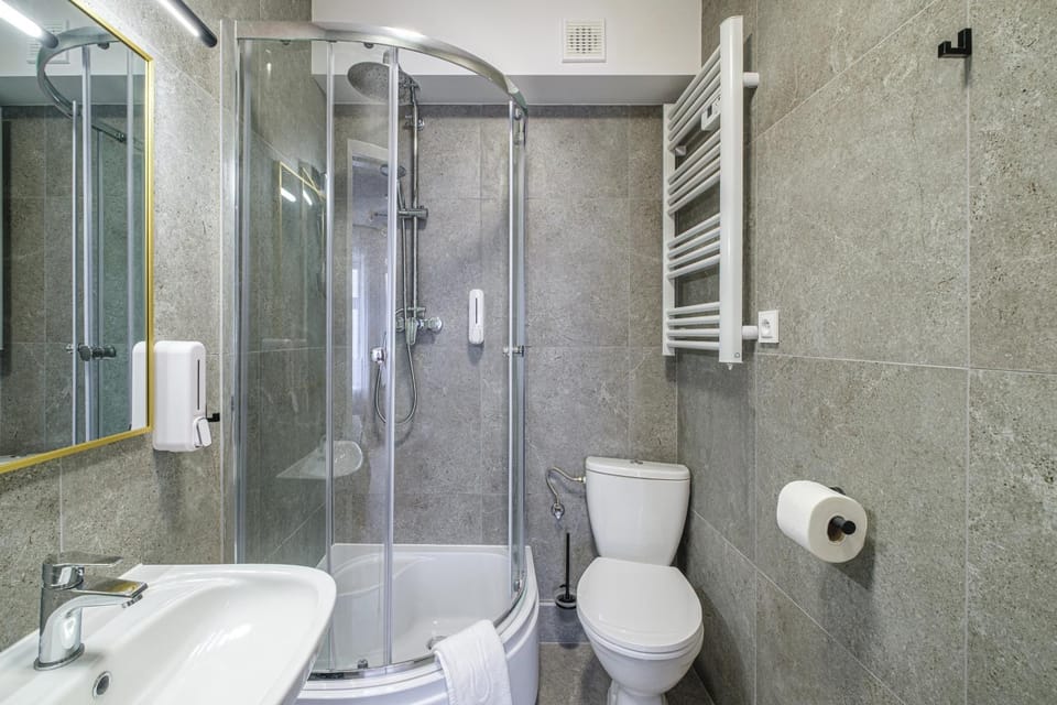 Shower, Toilet, Bathroom, towels