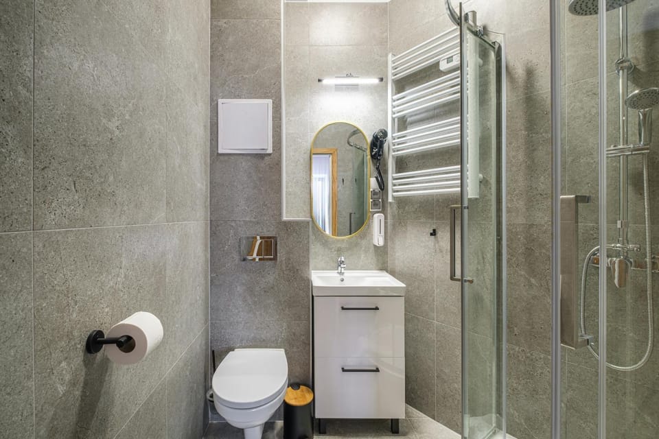 Shower, Toilet, Bathroom, towels