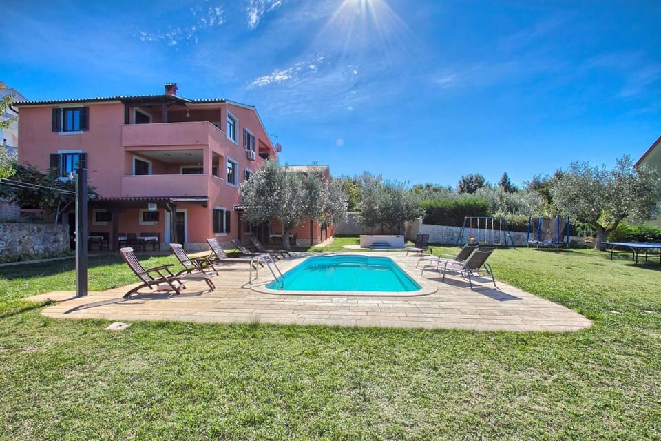 Faszinierendes Apartment nur 490 Meter zum Strand mit Meerblick, Pool, Spielplatz Apartment in Banjole