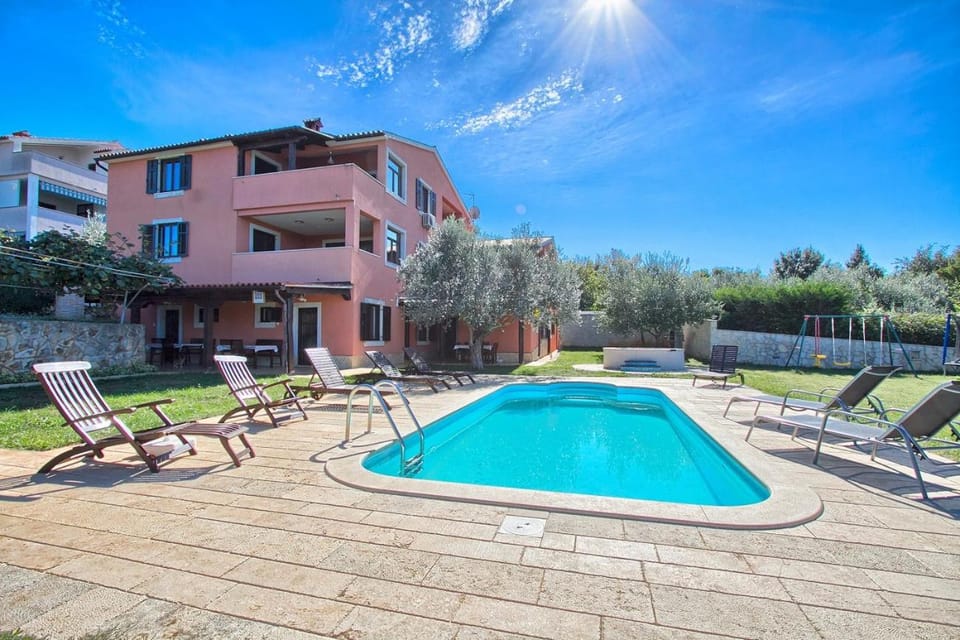 Faszinierendes Apartment nur 490 Meter zum Strand mit Meerblick, Pool, Spielplatz Apartment in Banjole