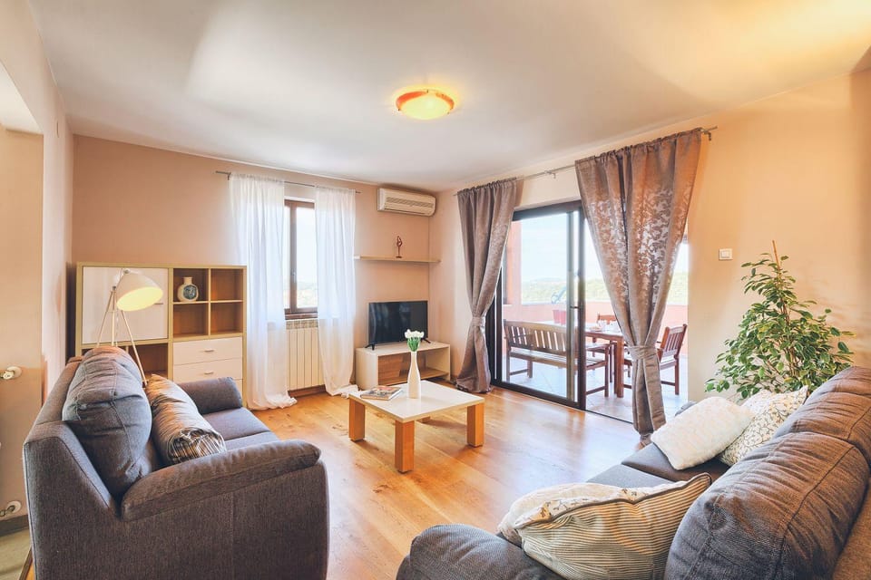 Faszinierendes Apartment nur 490 Meter zum Strand mit Meerblick, Pool, Spielplatz Apartment in Banjole