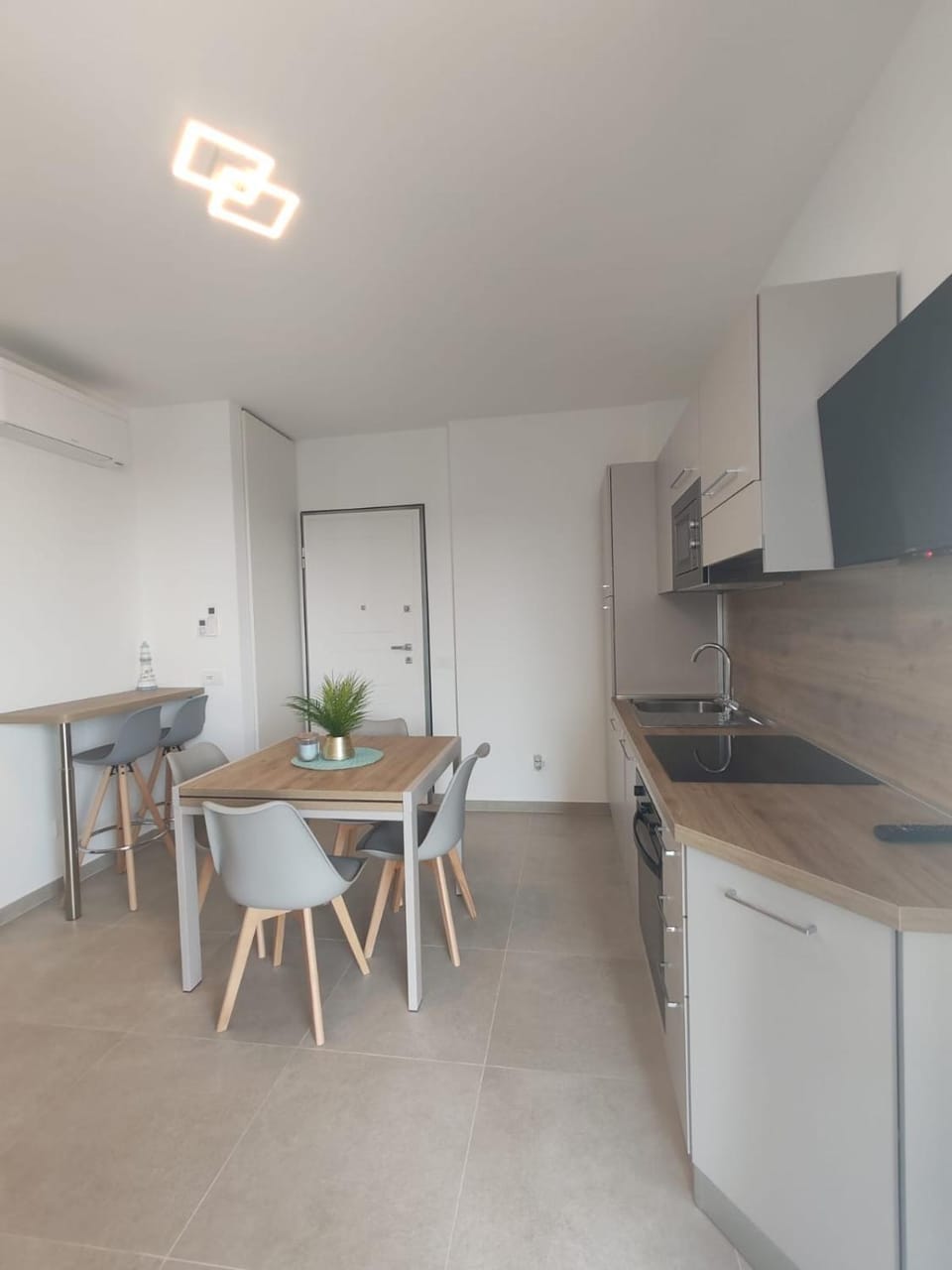 Kitchen or kitchenette, Dining area