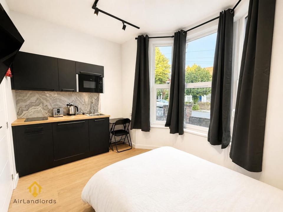 Central Studio in the Heart of Hounslow! Apartment in Twickenham