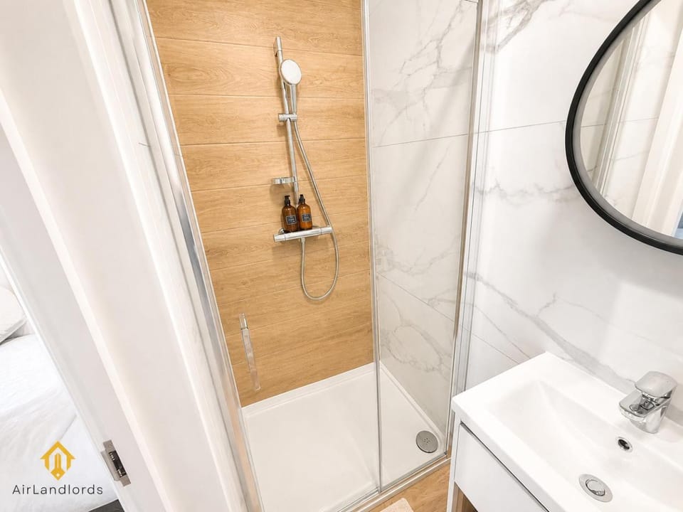 Central Studio in the Heart of Hounslow! Apartment in Twickenham