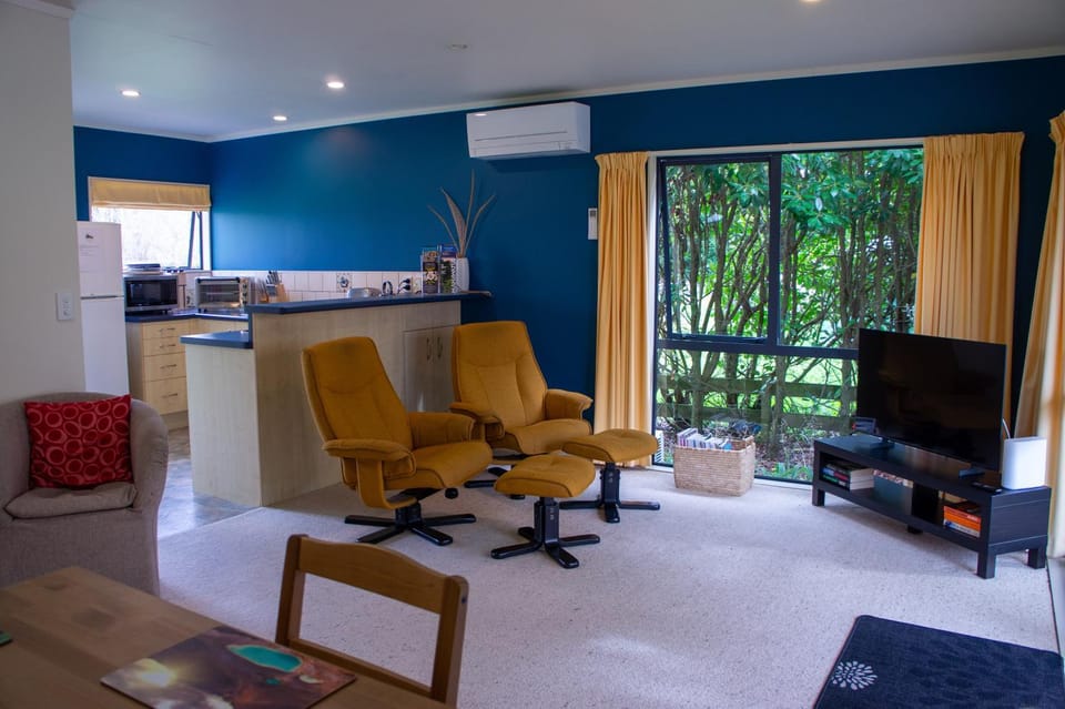 Communal lounge/ TV room, TV and multimedia, Living room, Seating area
