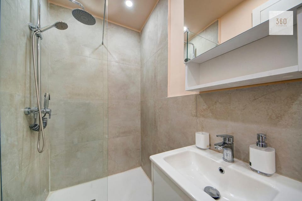 Shower, Bathroom, towels