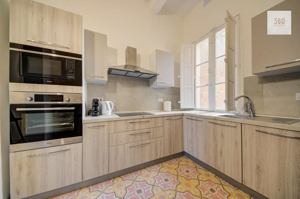Coffee/tea facilities, Kitchen or kitchenette, Kitchen or kitchenette, dishwasher, oven, stove, toaster