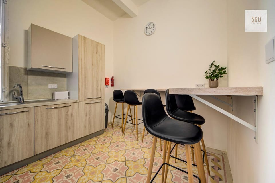 Kitchen or kitchenette, Kitchen or kitchenette, Living room, Seating area, Dining area