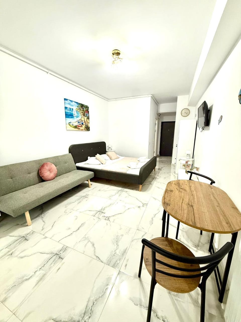 Bed, TV and multimedia, Photo of the whole room, Seating area, Dining area