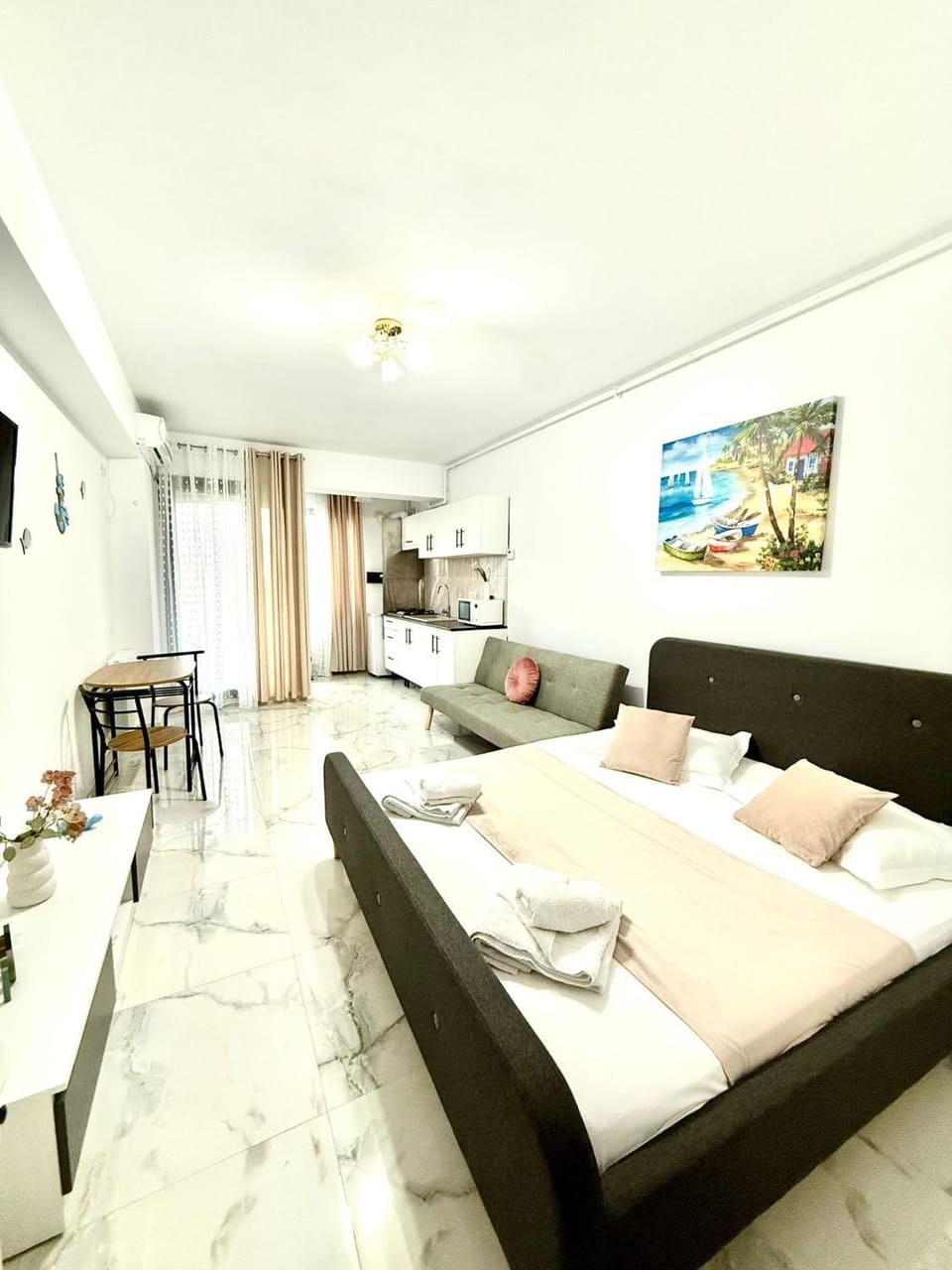 Bed, TV and multimedia, Photo of the whole room, Seating area, Bedroom