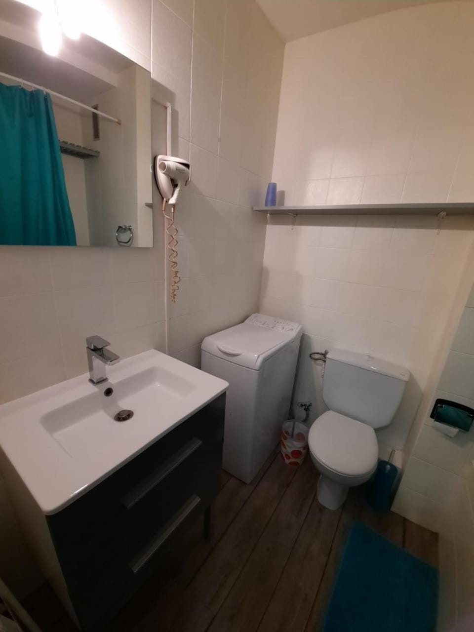 Bathroom, washing machine