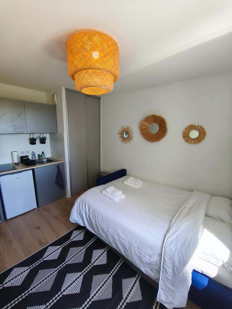 Bed, Kitchen or kitchenette, Photo of the whole room, Bedroom