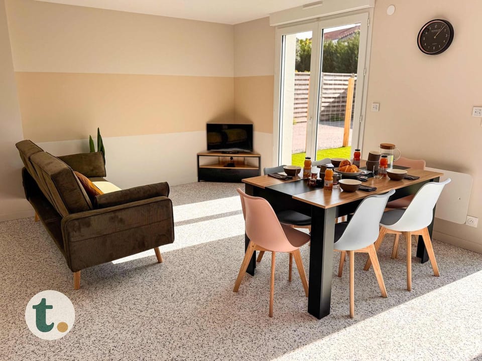 Communal lounge/ TV room, TV and multimedia, Living room, Dining area