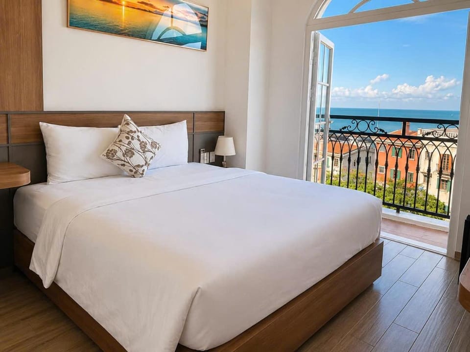 Bed, Natural landscape, View (from property/room), Balcony/Terrace, Photo of the whole room, Bedroom, Sea view