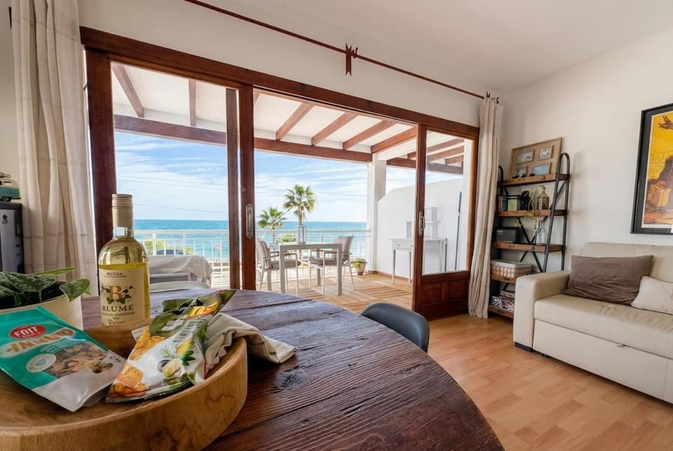 Living room, Dining area, Sea view