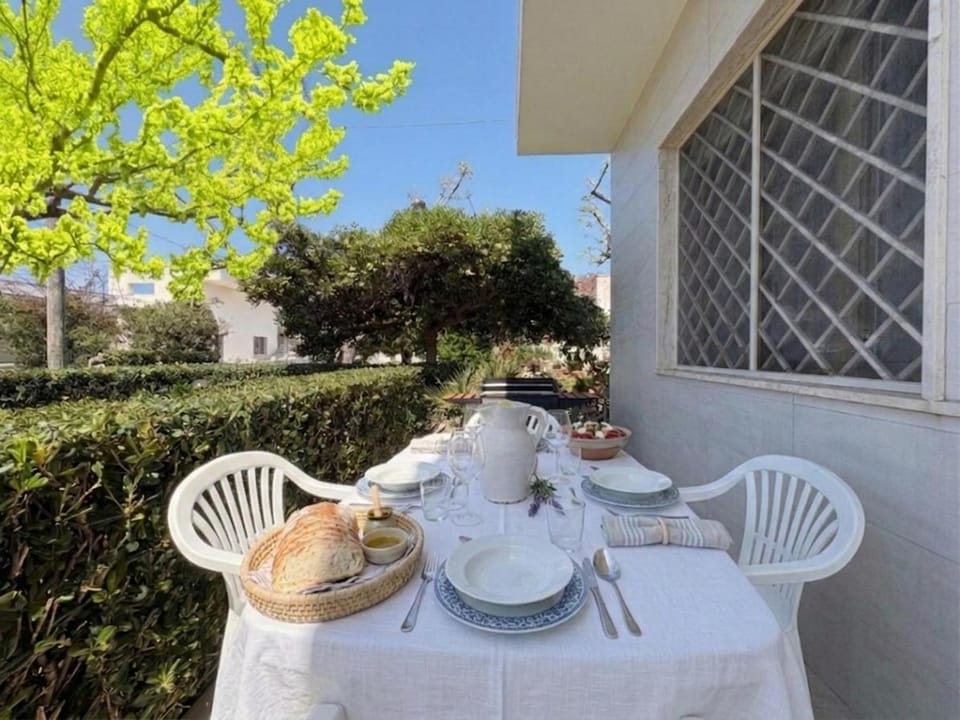 Patio, Dining area, Garden view