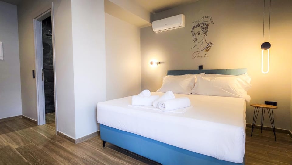 Bed, Photo of the whole room, Bedroom, towels, air conditioner
