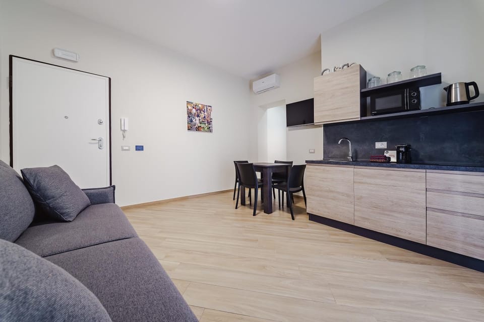 TV and multimedia, Kitchen or kitchenette, Living room, Seating area, Dining area, air conditioner
