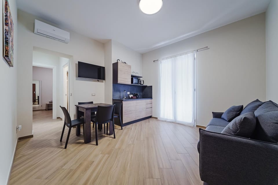 Communal lounge/ TV room, TV and multimedia, Kitchen or kitchenette, Living room, Seating area, Dining area, air conditioner