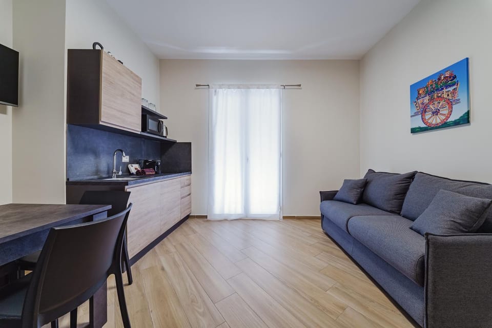 TV and multimedia, Kitchen or kitchenette, Living room, Seating area, Dining area, stove