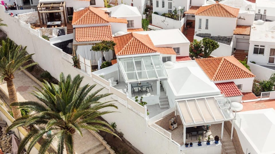 Property building, Day, Neighbourhood, Bird's eye view, Street view, Location