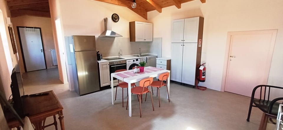 Kitchen or kitchenette, Dining area, oven, washing machine