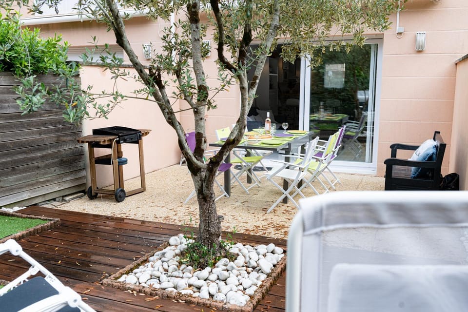 Property building, Day, Garden, Balcony/Terrace, Seating area, Garden view