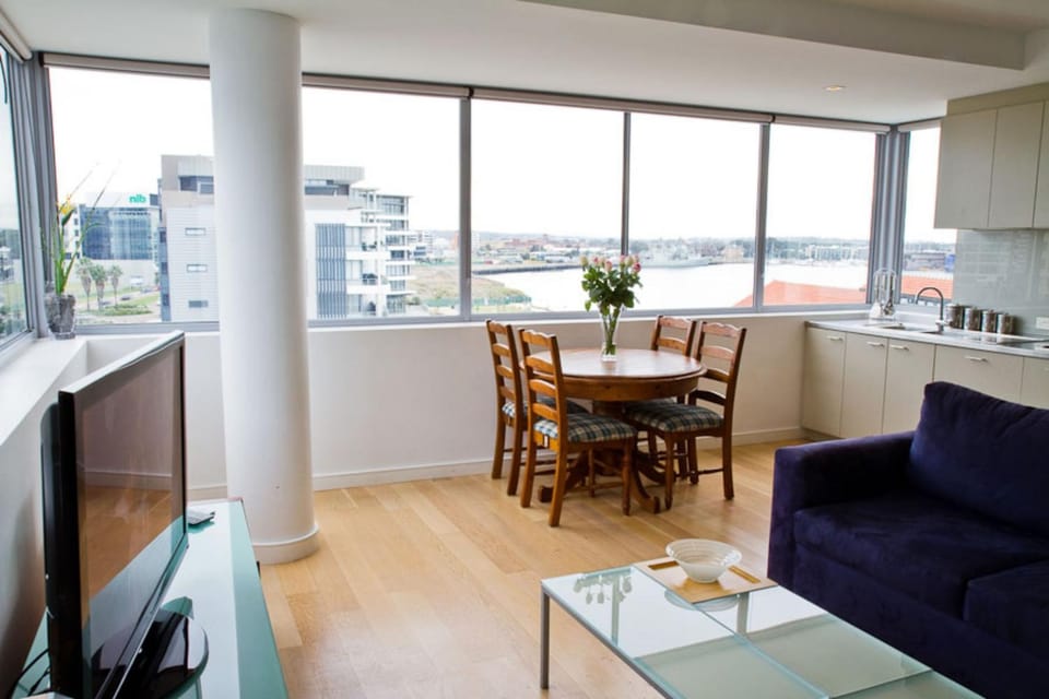 TV and multimedia, Coffee/tea facilities, Kitchen or kitchenette, Living room, Photo of the whole room, Seating area, Dining area