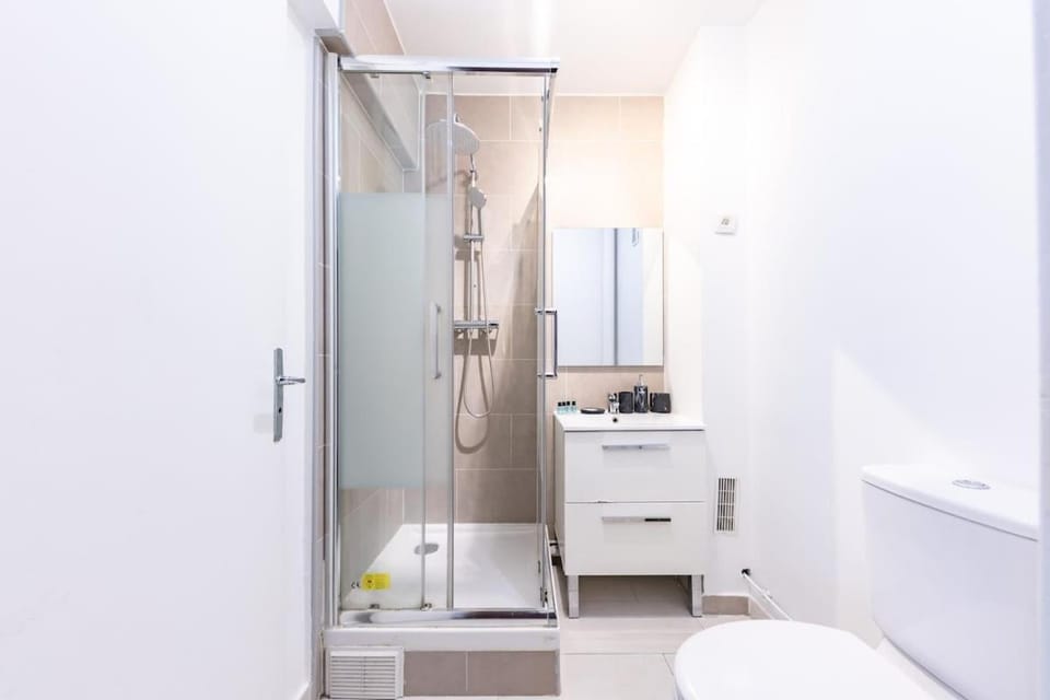 Levallois 3 stars ,8 min walk Metro ,Spotless Apartment in Levallois-Perret