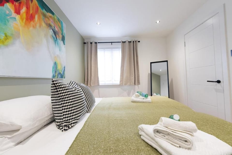 Modern 1-Bed Near Edinburgh Free Parking Apartment in Livingston