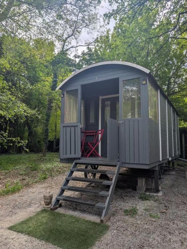 Roulotte enchantée Campground/ 
RV Resort in Pays de la Loire