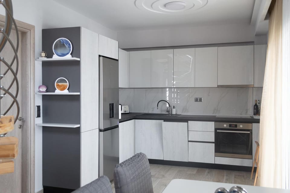 Coffee/tea facilities, Kitchen or kitchenette, dishwasher, oven, stove, toaster