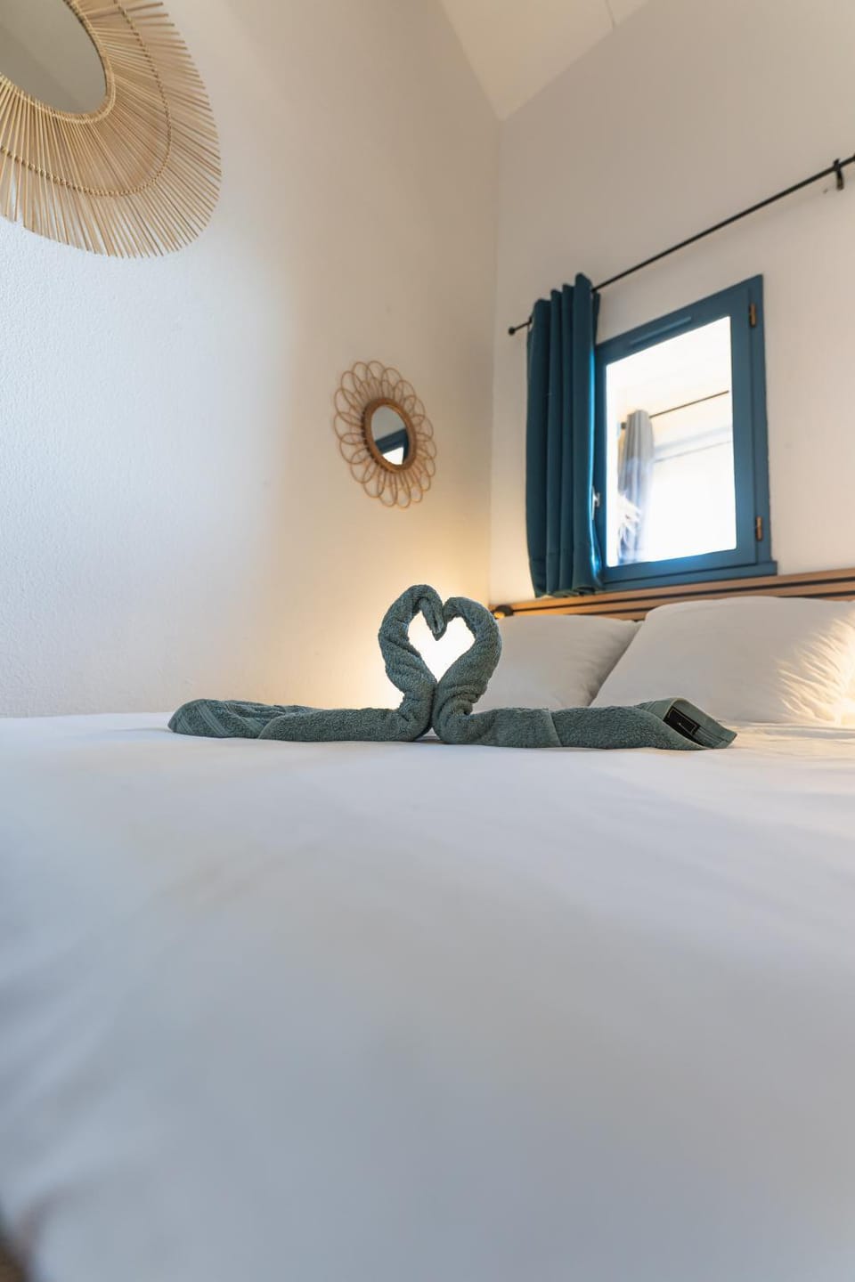 Bed, towels
