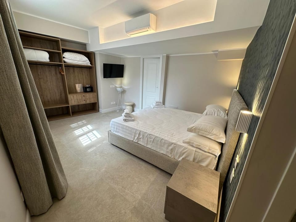 Bed, TV and multimedia, Photo of the whole room, Bedroom, towels, wardrobe